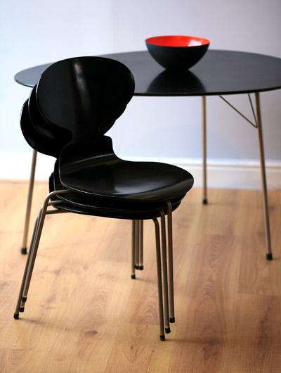 Egg table & ant chairs – Arne Jacobsen