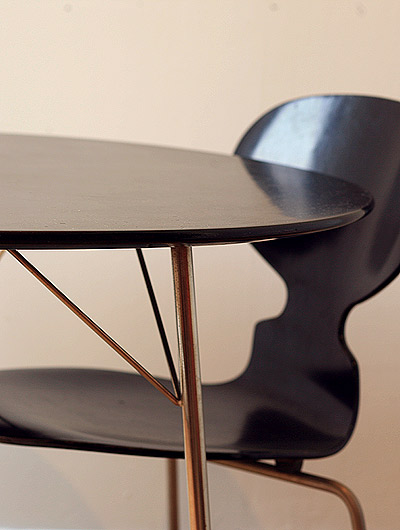 Egg table & ant chairs – Arne Jacobsen