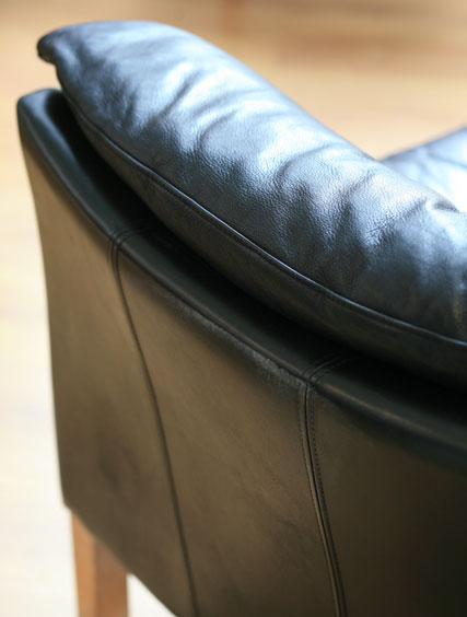 Black Leather Settee – Stouby