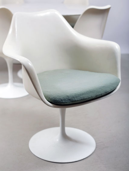 Eero Saarinen  – Tulip Table & 6 Chairs