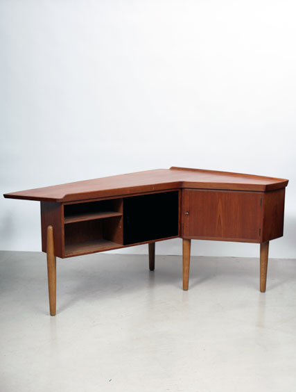 Kai Kristiensen – Desk & Blue Mirrored Bar