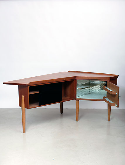 Kai Kristiensen – Desk & Blue Mirrored Bar