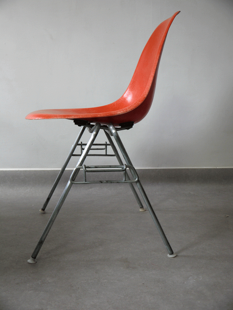 Charles and Ray Eames – Stacking Side Shell Chair