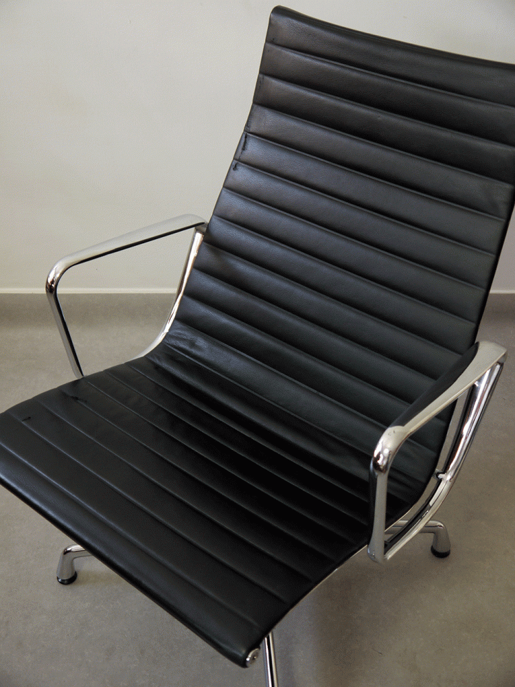 Charles and Ray Eames – EA115 Swivel Lounge Chair
