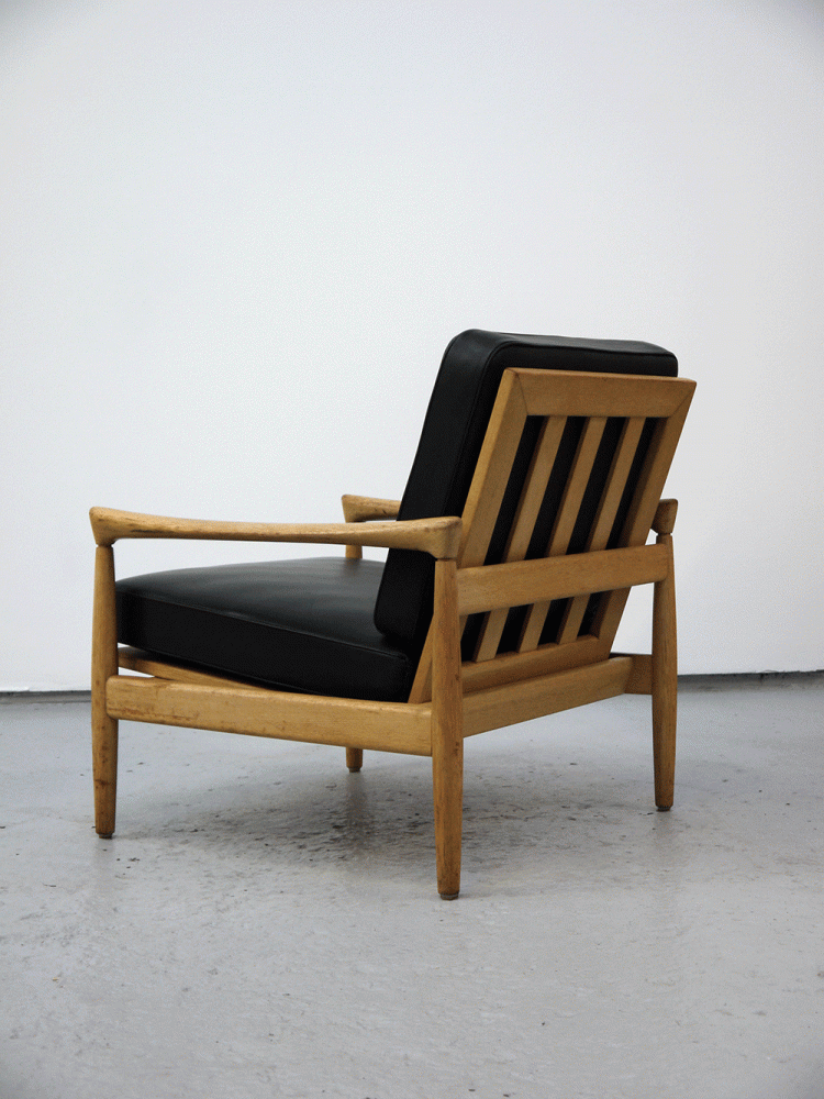 Fritz Hansen – Leather and Oak Lounge Chair