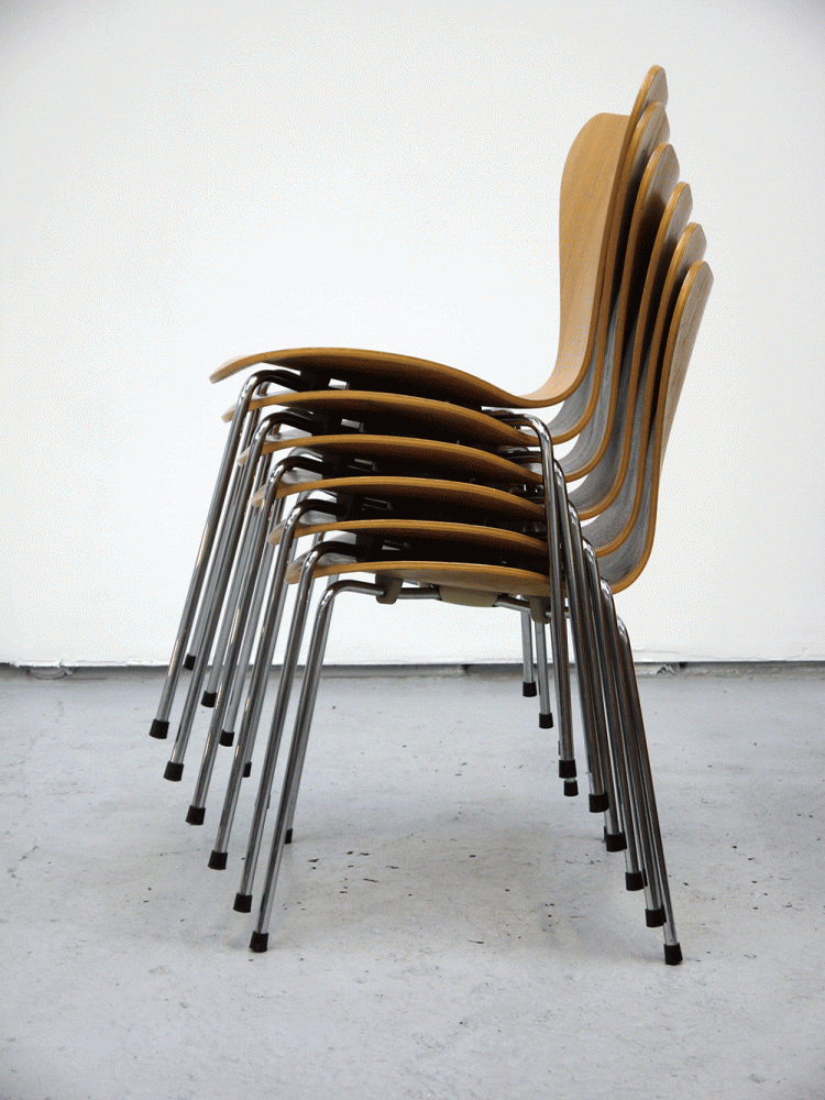 Arne Jacobsen – Series Seven Stacking Chairs