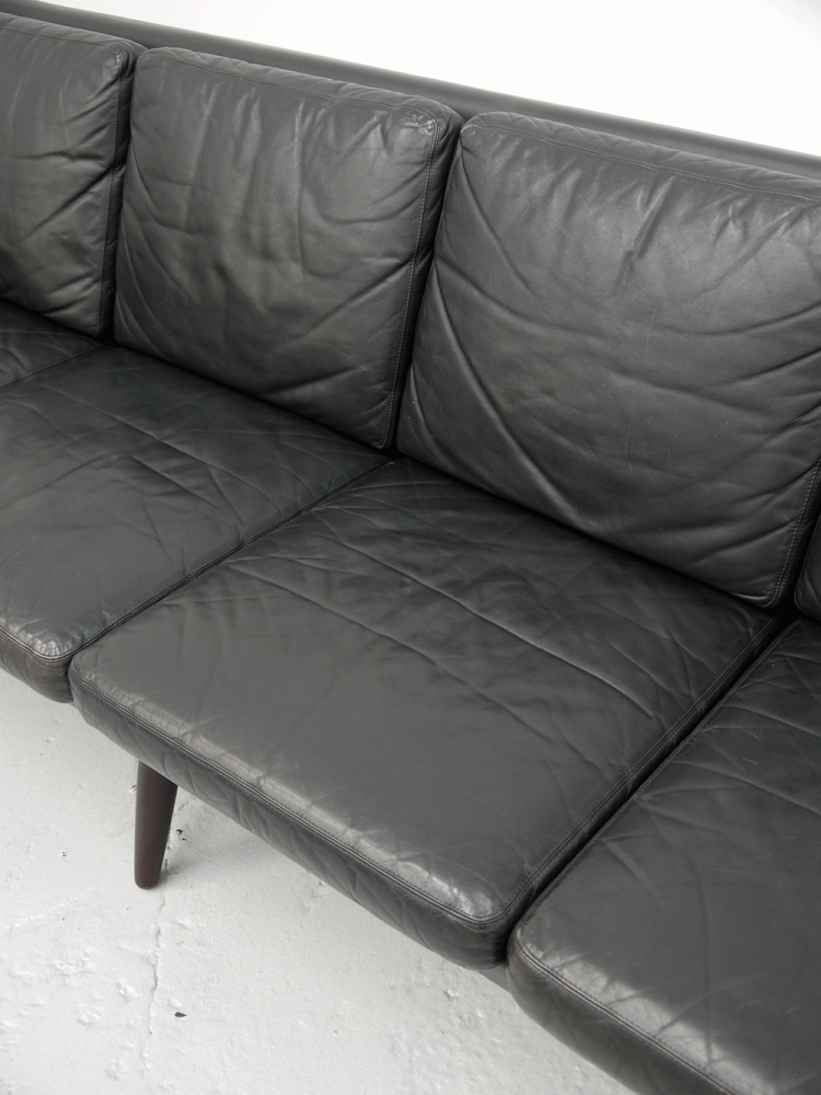 Skippers Mobler – Large Four Seat Leather Sofa