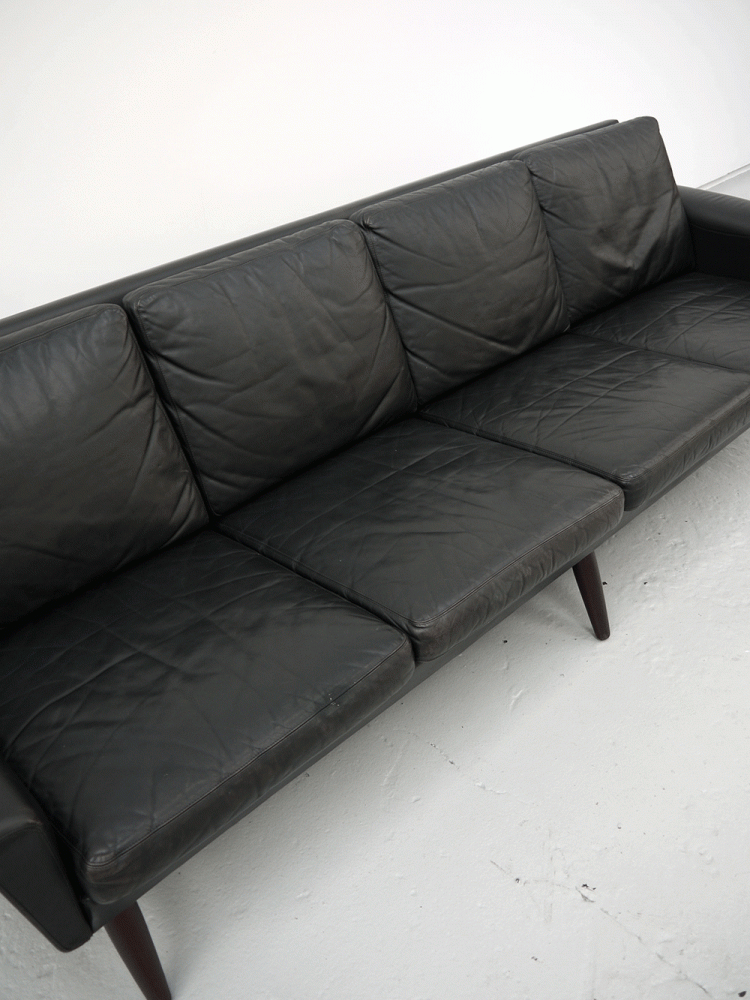 Skippers Mobler – Large Four Seat Leather Sofa
