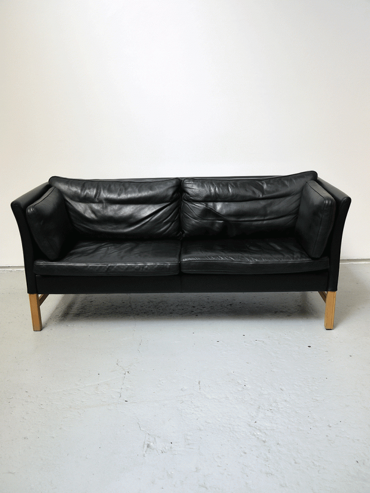 Skippers Mobler – Black Three Seat Leather Sofa