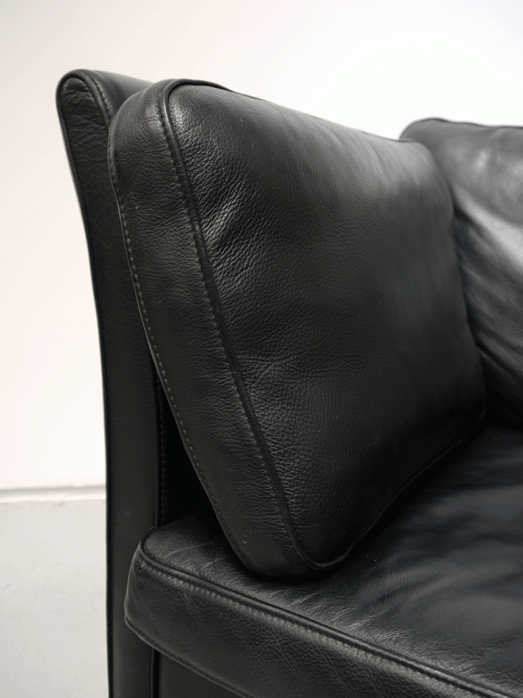 Skippers Mobler – Black Three Seat Leather Sofa
