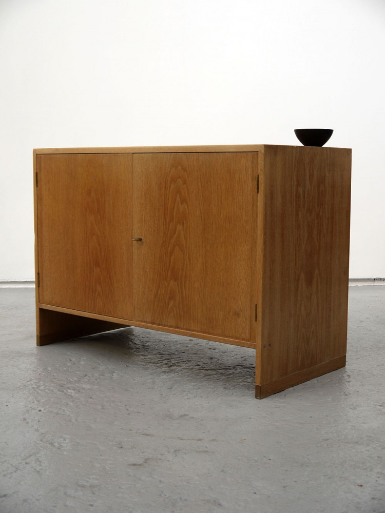 Hans Wegner – Ry Mobler Oak Cabinet