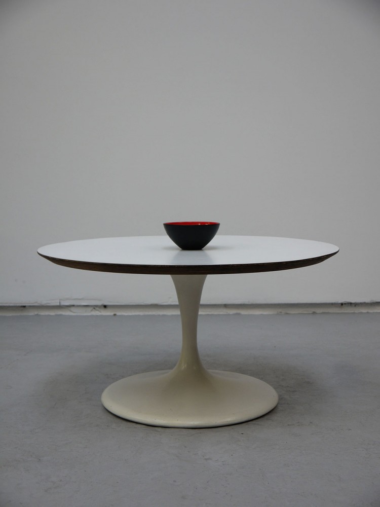 Eero Saarinen – Knoll Tulip Coffee Table