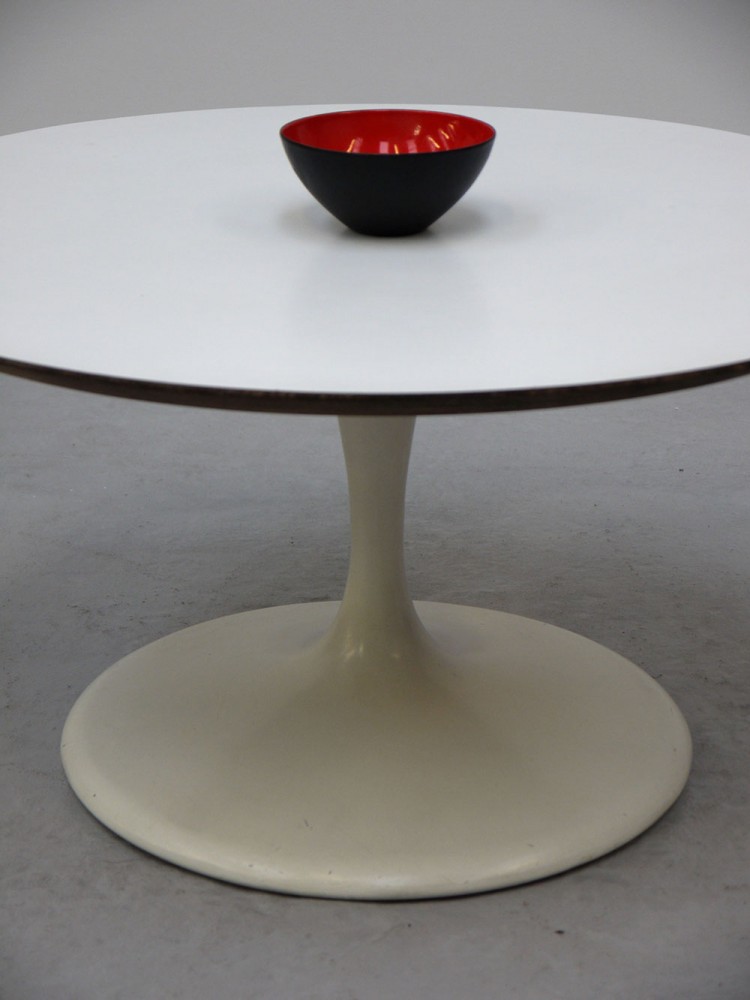 Eero Saarinen – Knoll Tulip Coffee Table