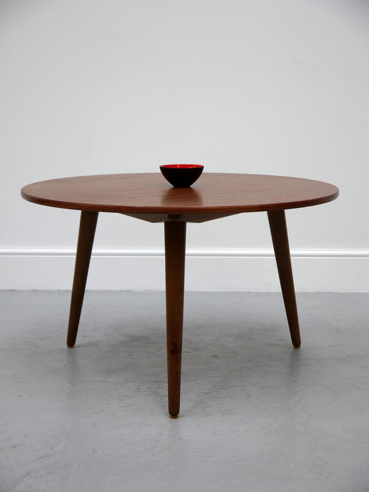 Han Wegner – CH008 Round Tripod Coffee Table