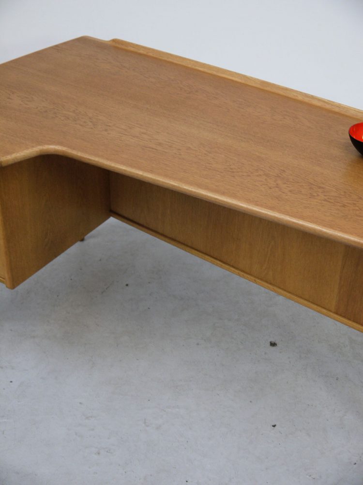 Goran Strand – Swedish Oak Boomerang Desk