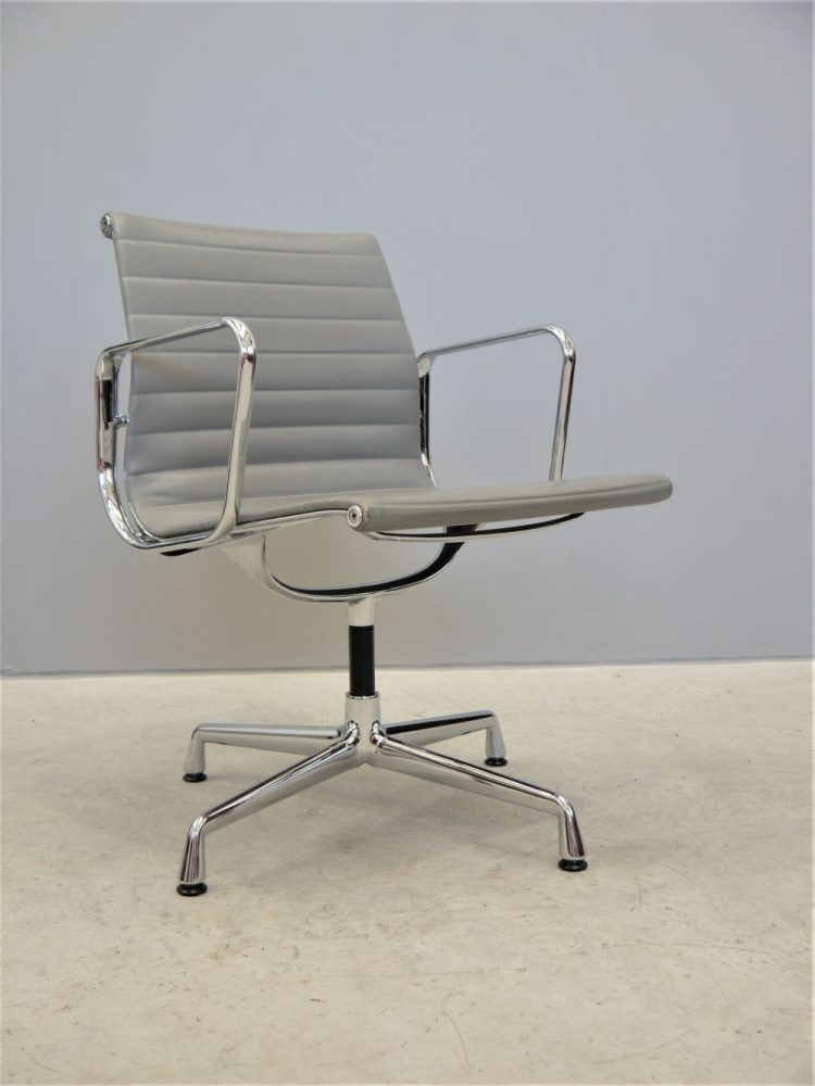 Charles and Ray Eames – Original Vitra EA108 Aluminum Group Chair