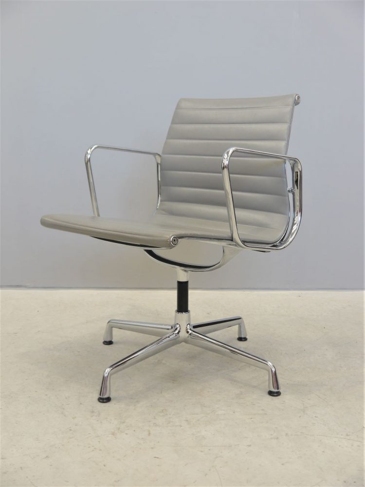 Charles and Ray Eames – Original Vitra EA108 Aluminum Group Chair