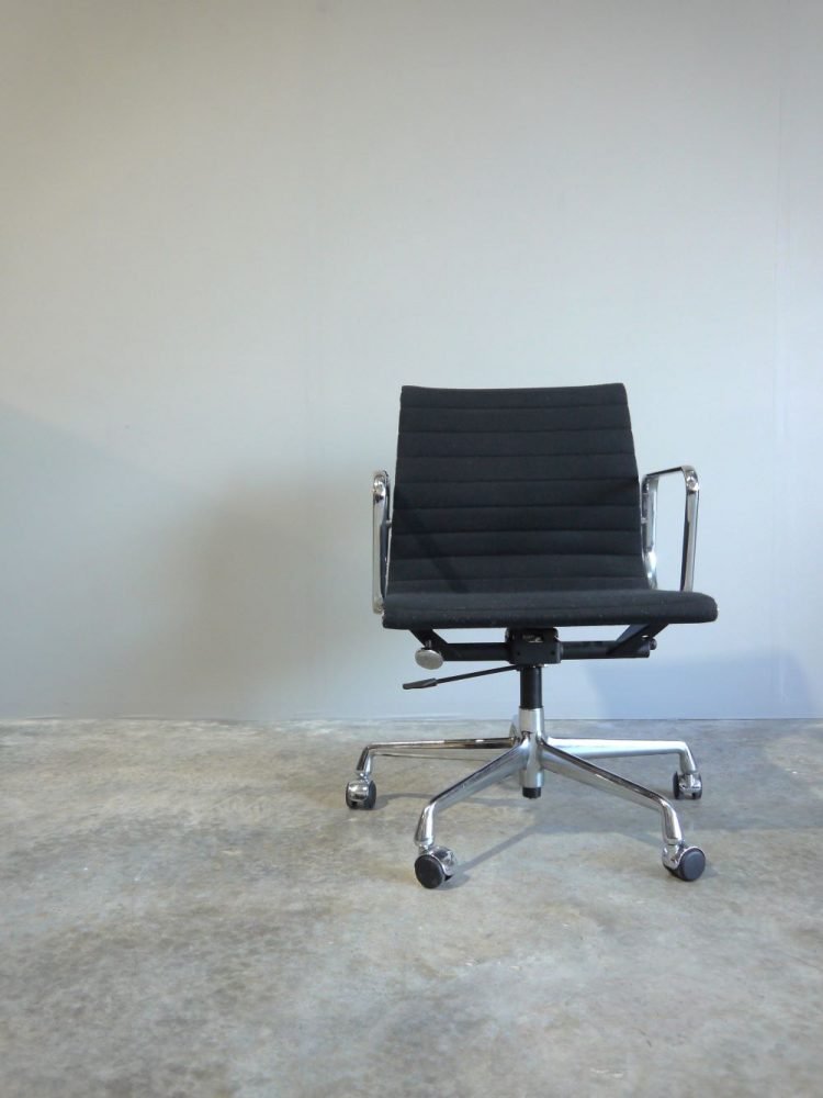 Charles and Ray Eames – Vitra Aluminum Group EA108 Chair
