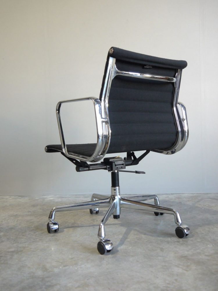 Charles and Ray Eames – Vitra Aluminum Group EA108 Chair