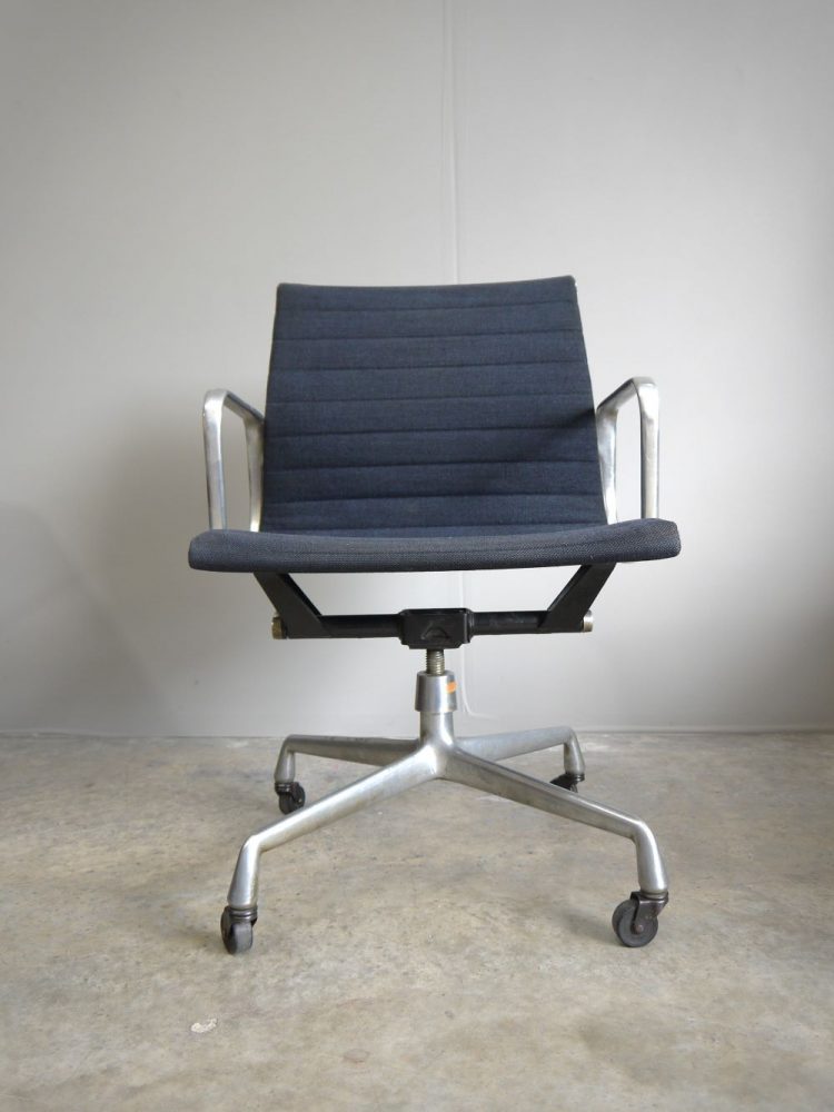 Charles and Ray Eames – EA117 Black Hopsock Adjustable Swivel Chair