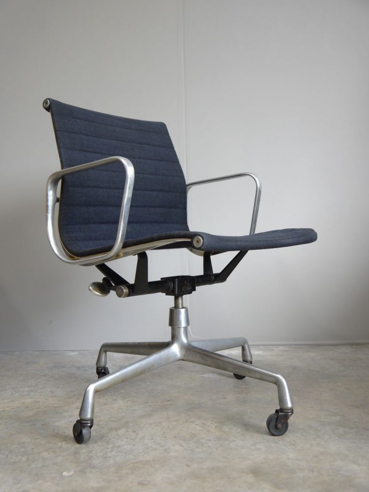 Charles and Ray Eames – EA117 Black Hopsock Adjustable Swivel Chair
