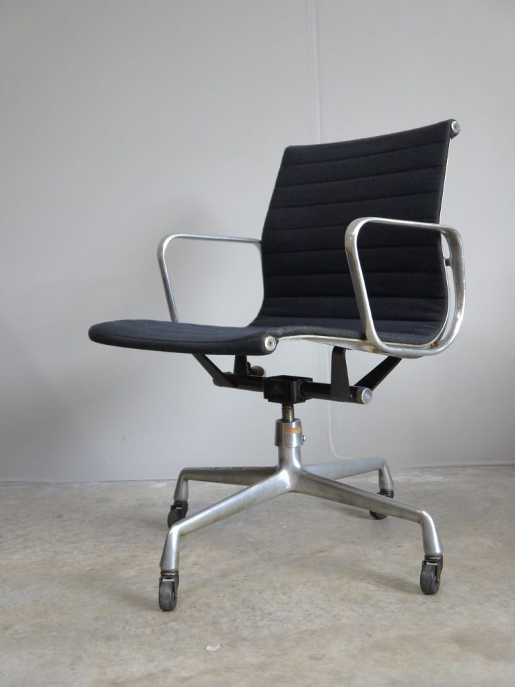 Charles and Ray Eames – EA117 Black Hopsock Adjustable Swivel Chair