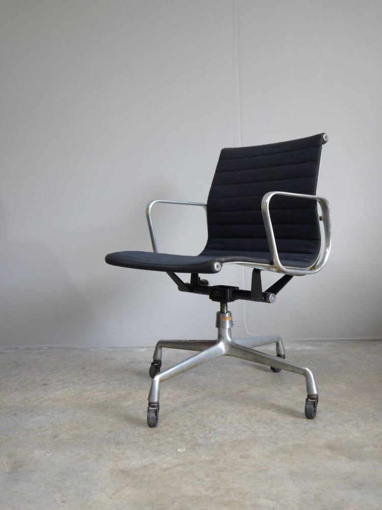 Charles and Ray Eames – EA117 Black Hopsock Adjustable Swivel Chair
