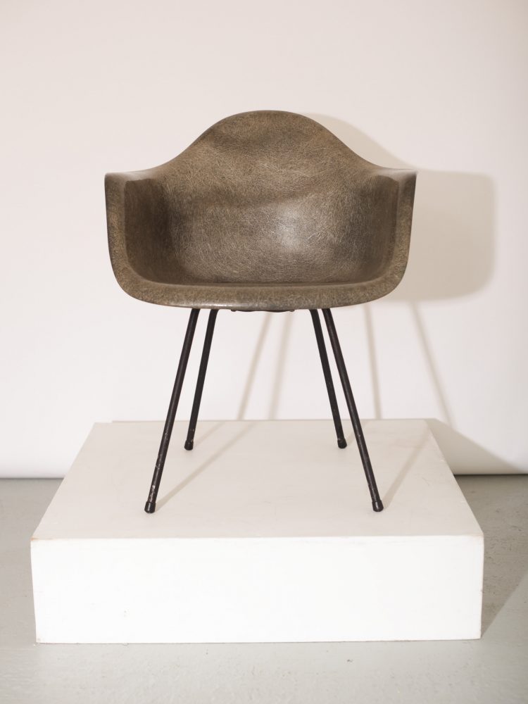 Charles Eames – Elephant Grey DAX Zenith Shell Chair