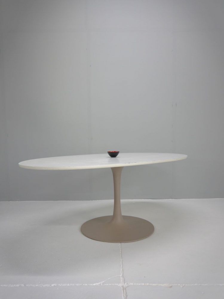 Eero Saarinen – Oval Tulip Dining Table