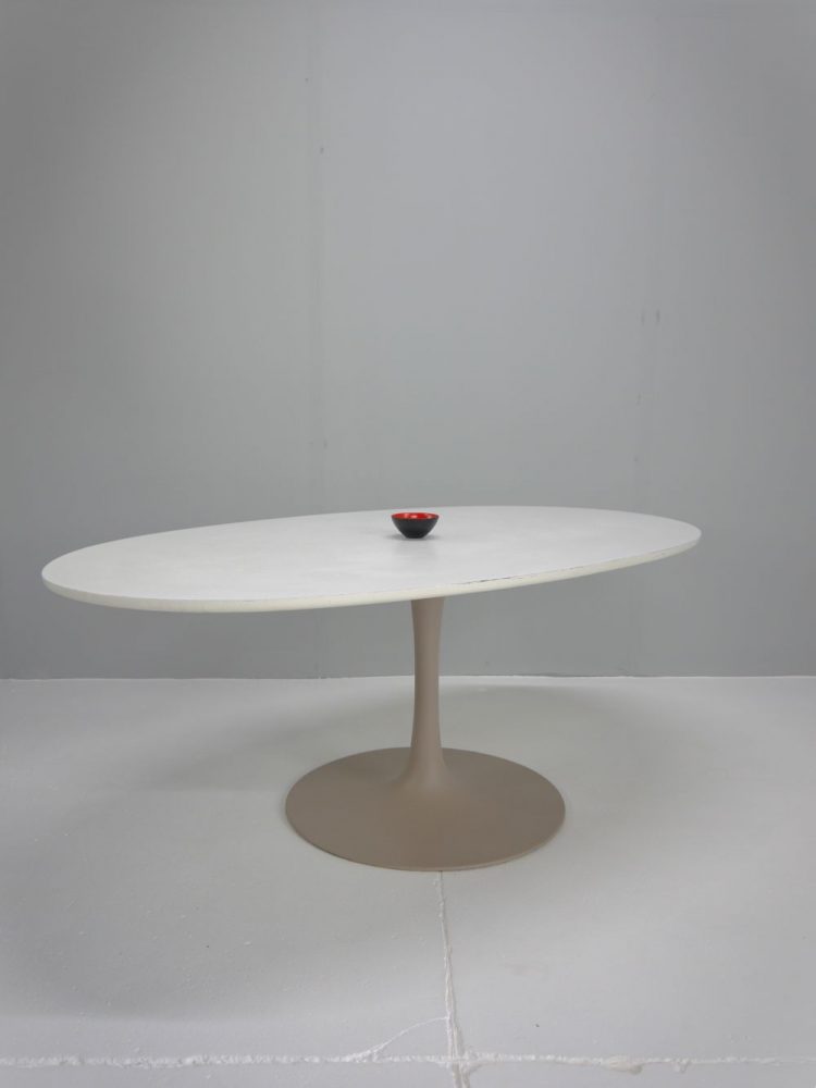 Eero Saarinen – Oval Tulip Dining Table