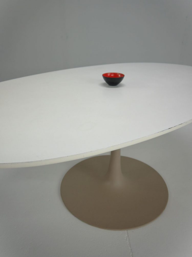 Eero Saarinen – Oval Tulip Dining Table