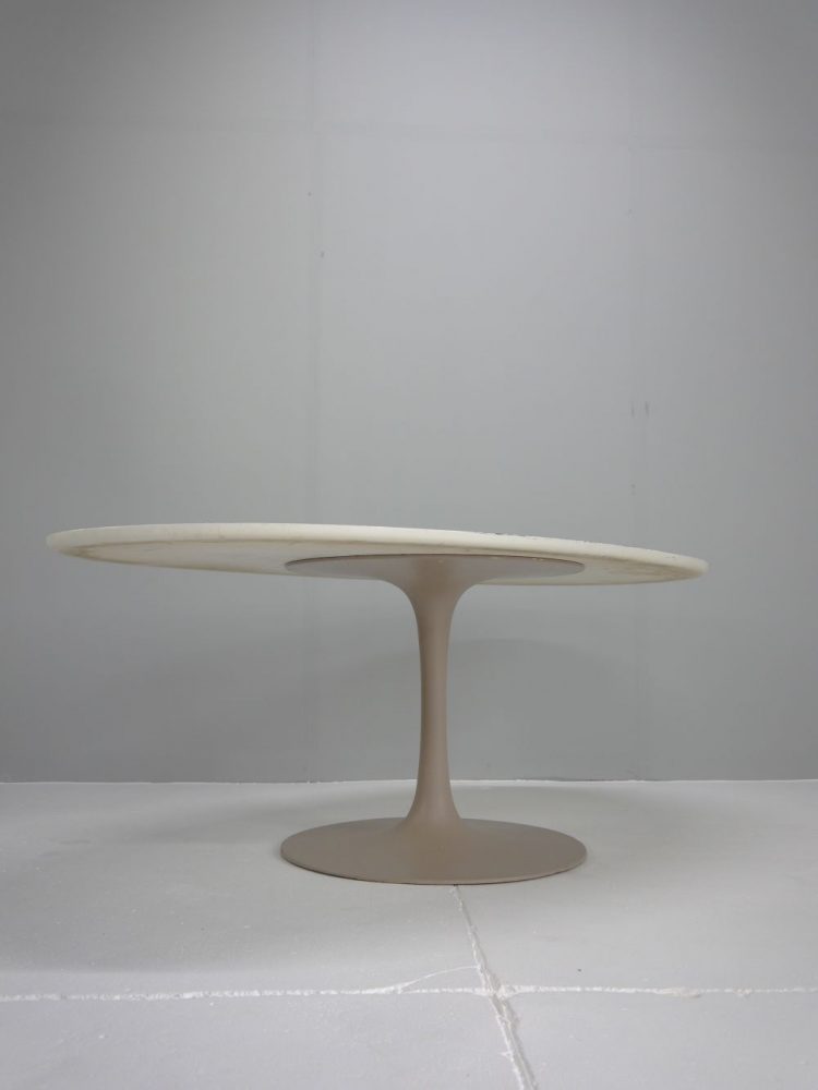 Eero Saarinen – Oval Tulip Dining Table