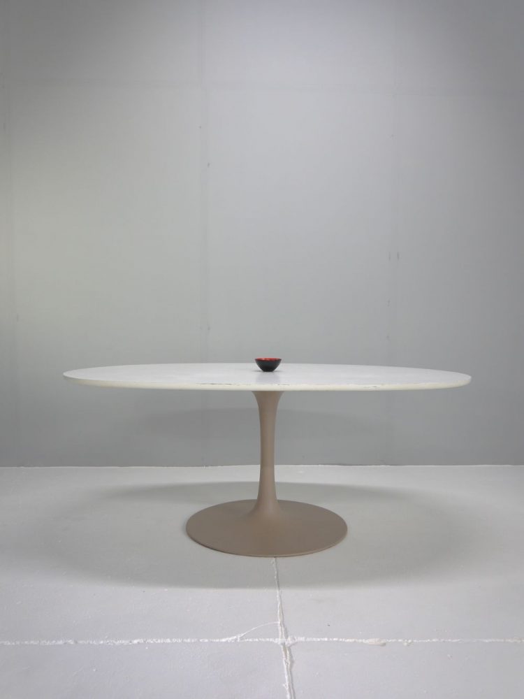 Eero Saarinen – Oval Tulip Dining Table