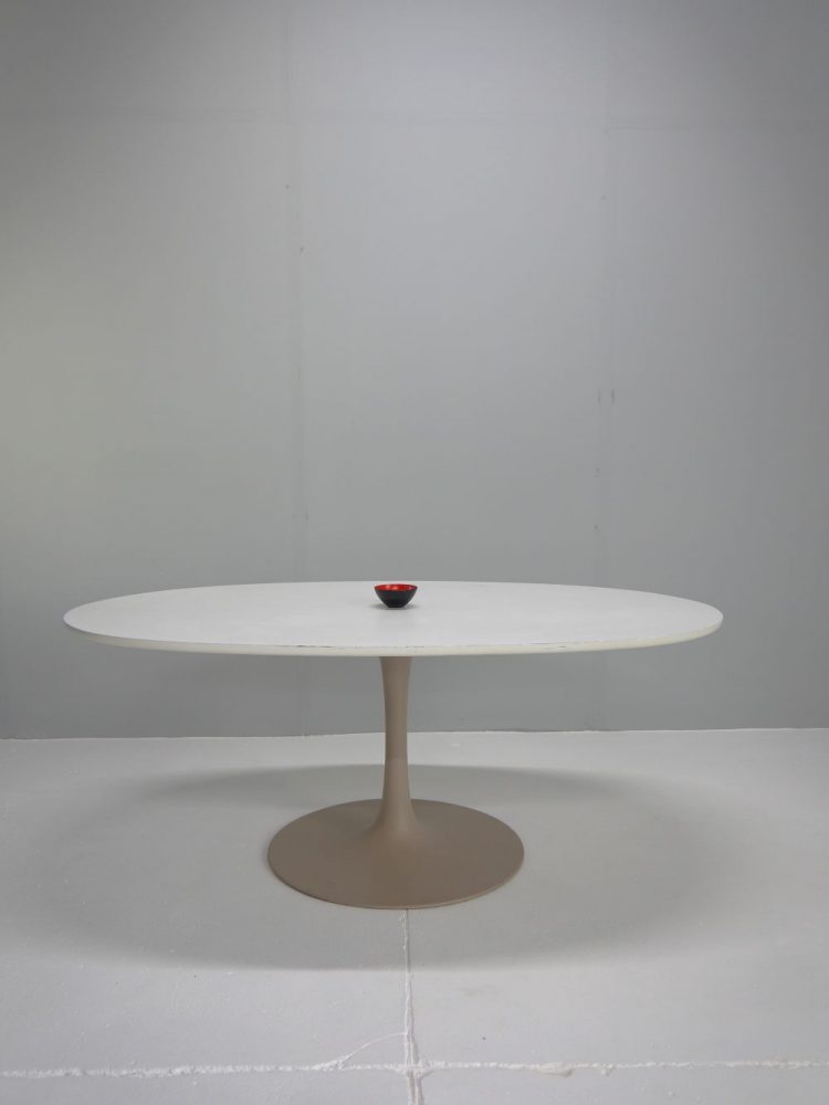 Eero Saarinen – Oval Tulip Dining Table