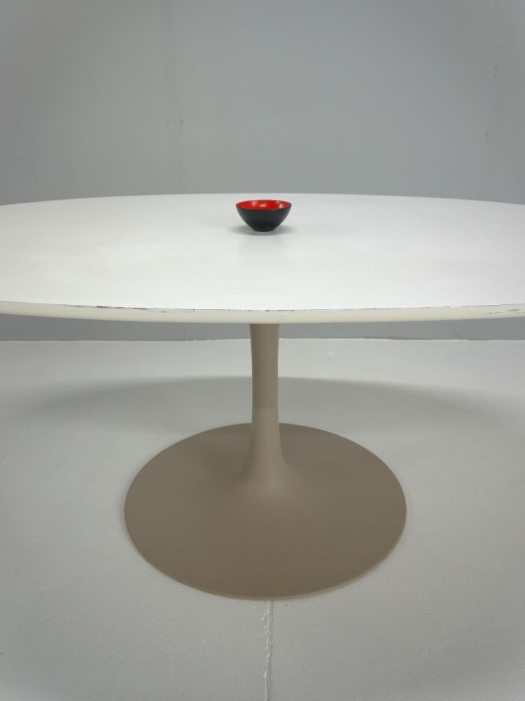 Eero Saarinen – Oval Tulip Dining Table