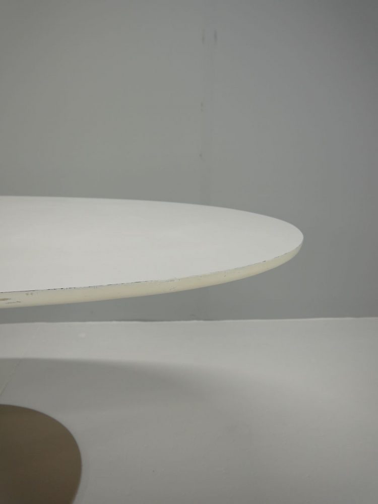 Eero Saarinen – Oval Tulip Dining Table