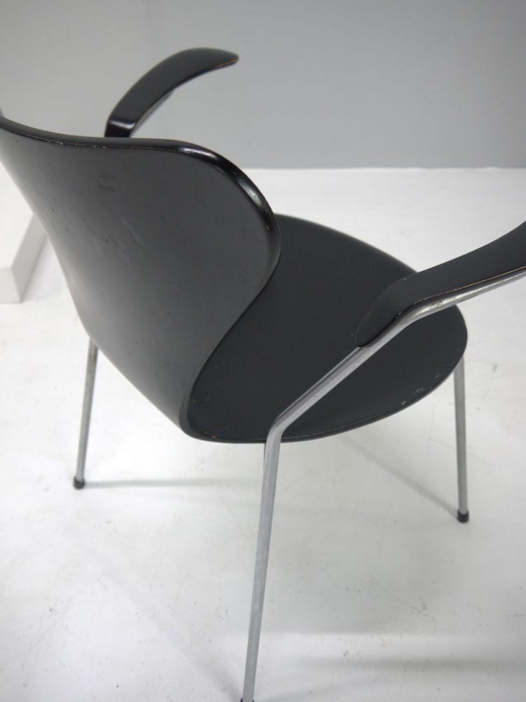 Arne Jacobsen – Early Model 3207 Chair for Fritz Hansen.