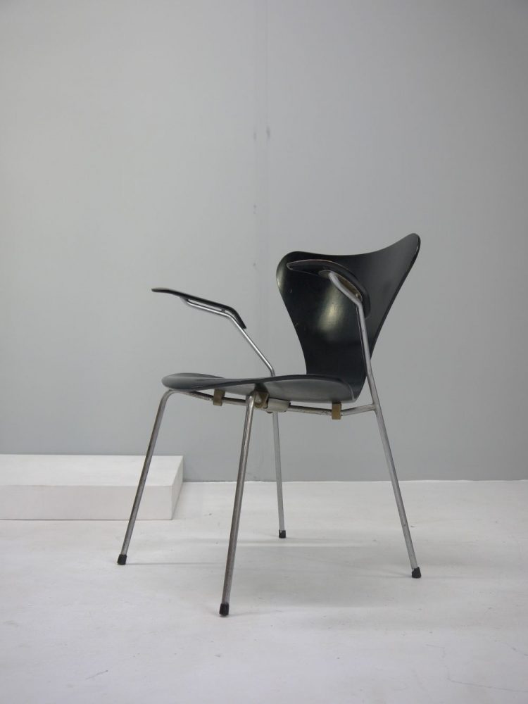 Arne Jacobsen – Early Model 3207 Chair for Fritz Hansen.