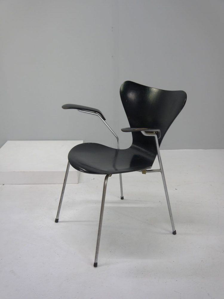 Arne Jacobsen – Early Model 3207 Chair for Fritz Hansen.