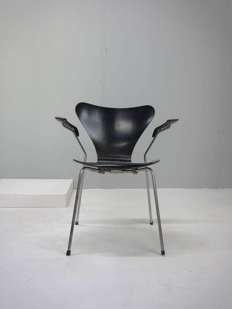 Arne Jacobsen – Early Model 3207 Chair for Fritz Hansen.