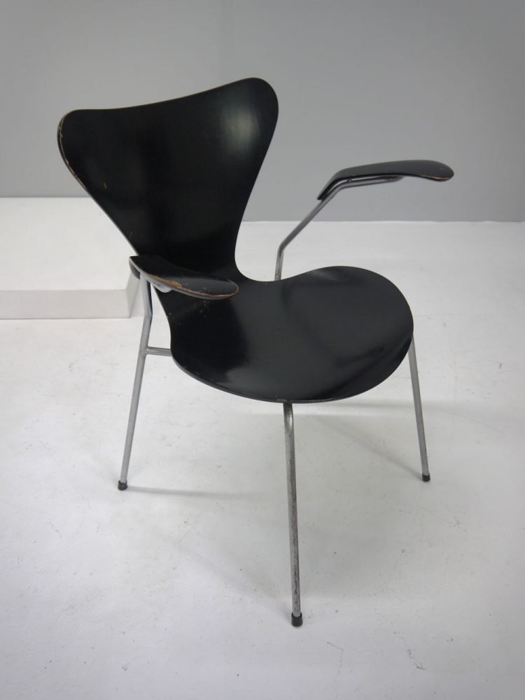 Arne Jacobsen – Early Model 3207 Chair for Fritz Hansen.
